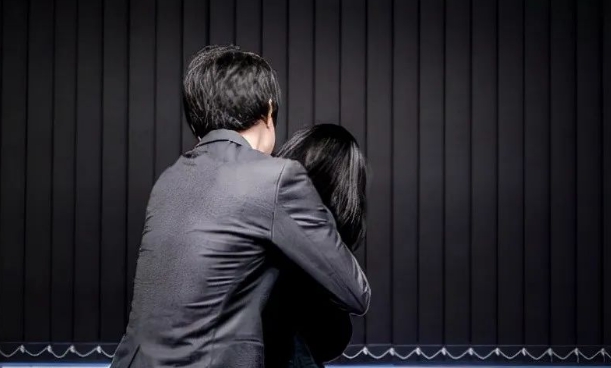女子多次遭醉酒男猥亵！推倒对方不料致死！被其家属索赔87万！ 法院：不是谁死谁有理！属正当防卫！-陈晓峰律师网