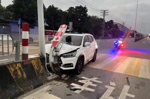 因道路管理与维护缺陷导致发生机动车交通事故的，管理与维护者应当承担相应的赔偿责任。-陈晓峰律师网