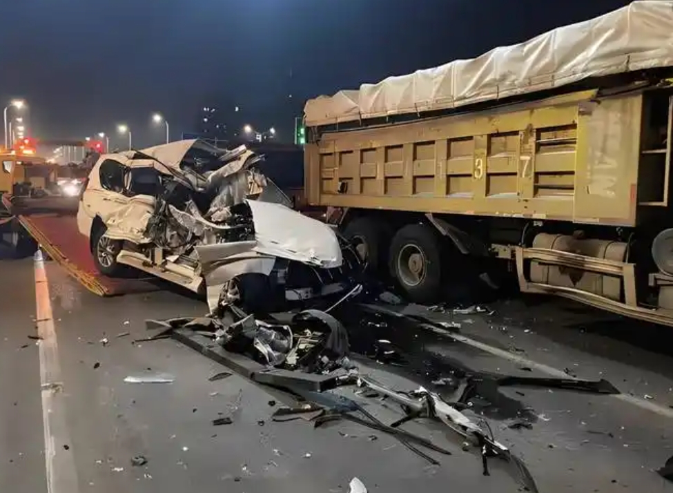 图片[2]-90%长葛司机不知道！急弯超车1秒就出事，陈晓峰律师教你事故“避坑”指南！-陈晓峰律师网