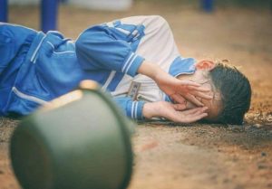 “许昌家长血泪教训！孩子课间摔成骨折，学校竟然说不用赔？”陈晓峰律师揭穿校园赔偿陷阱！-陈晓峰律师网